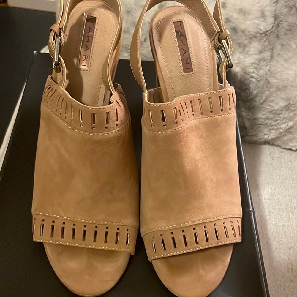 Tahari women’s shoes w/box. Good condition